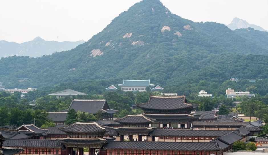 경복궁과 북악산이 함께 보이는 풍경