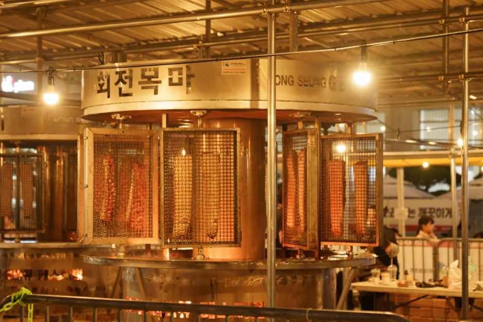 철제 회전 장치에 고기가 꽂혀 돌아가며 구워지는 홍성 바비큐 현장