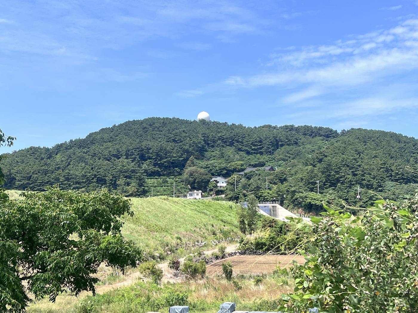 멀리서 본 수산봉과 정상의 흰색 기상 레이더돔